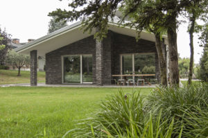 casa con infissi in legno