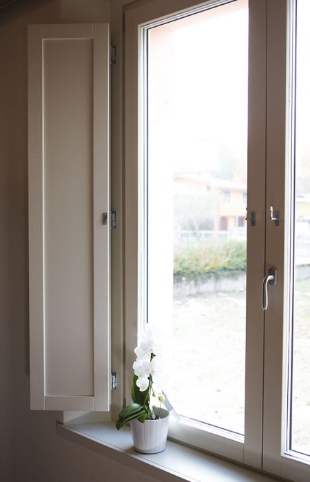 finestra con scuretti in alluminio