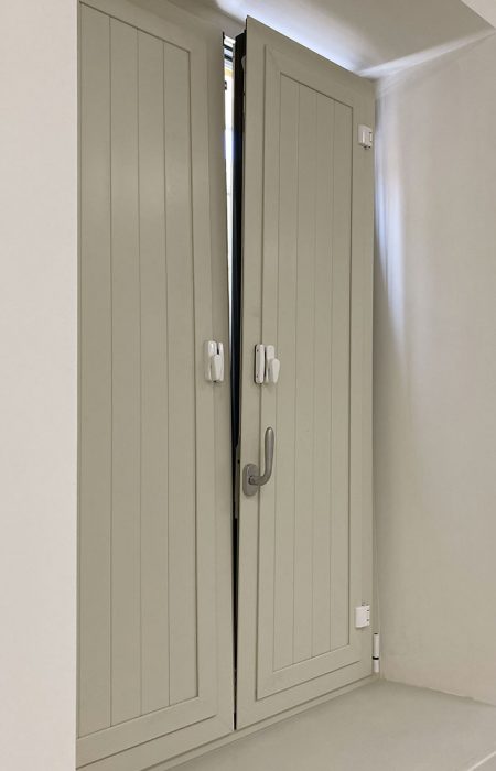finestra con scuretti in alluminio