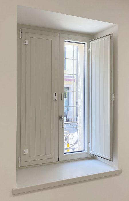finestra con scuretti in alluminio