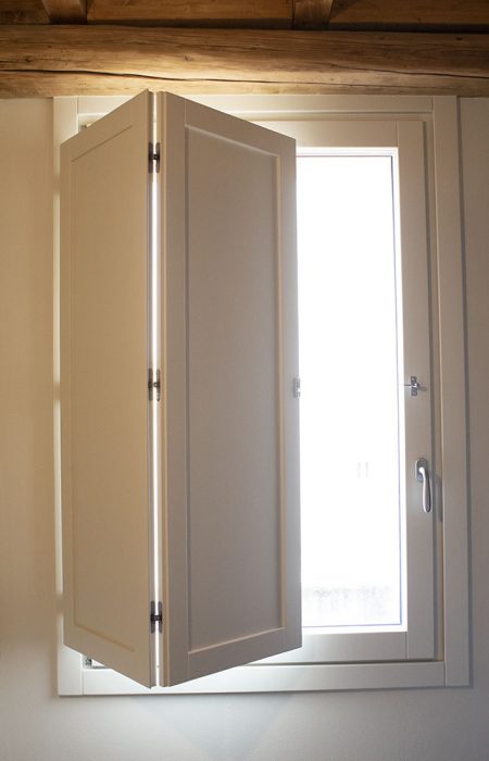 finestra con scuretti in alluminio