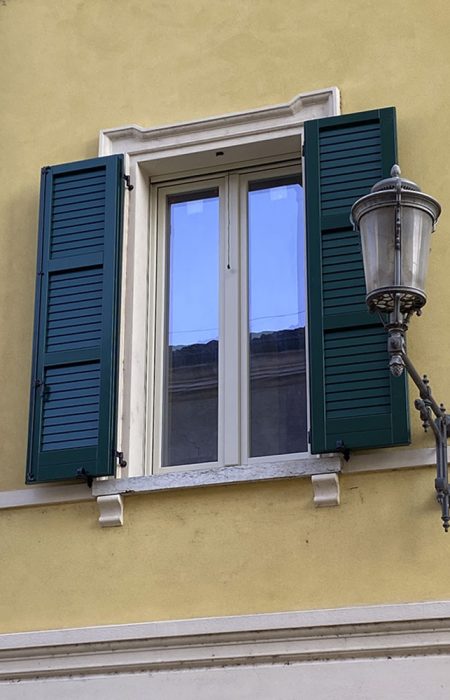 finestra con ante in legno