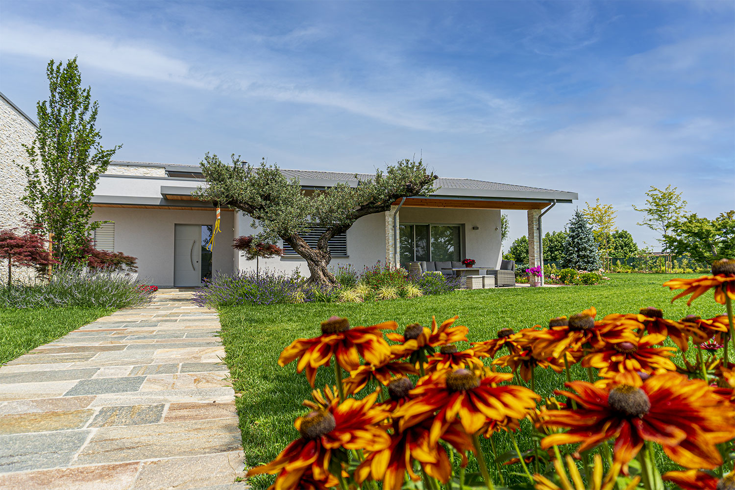 casa con infissi in legno alluminio