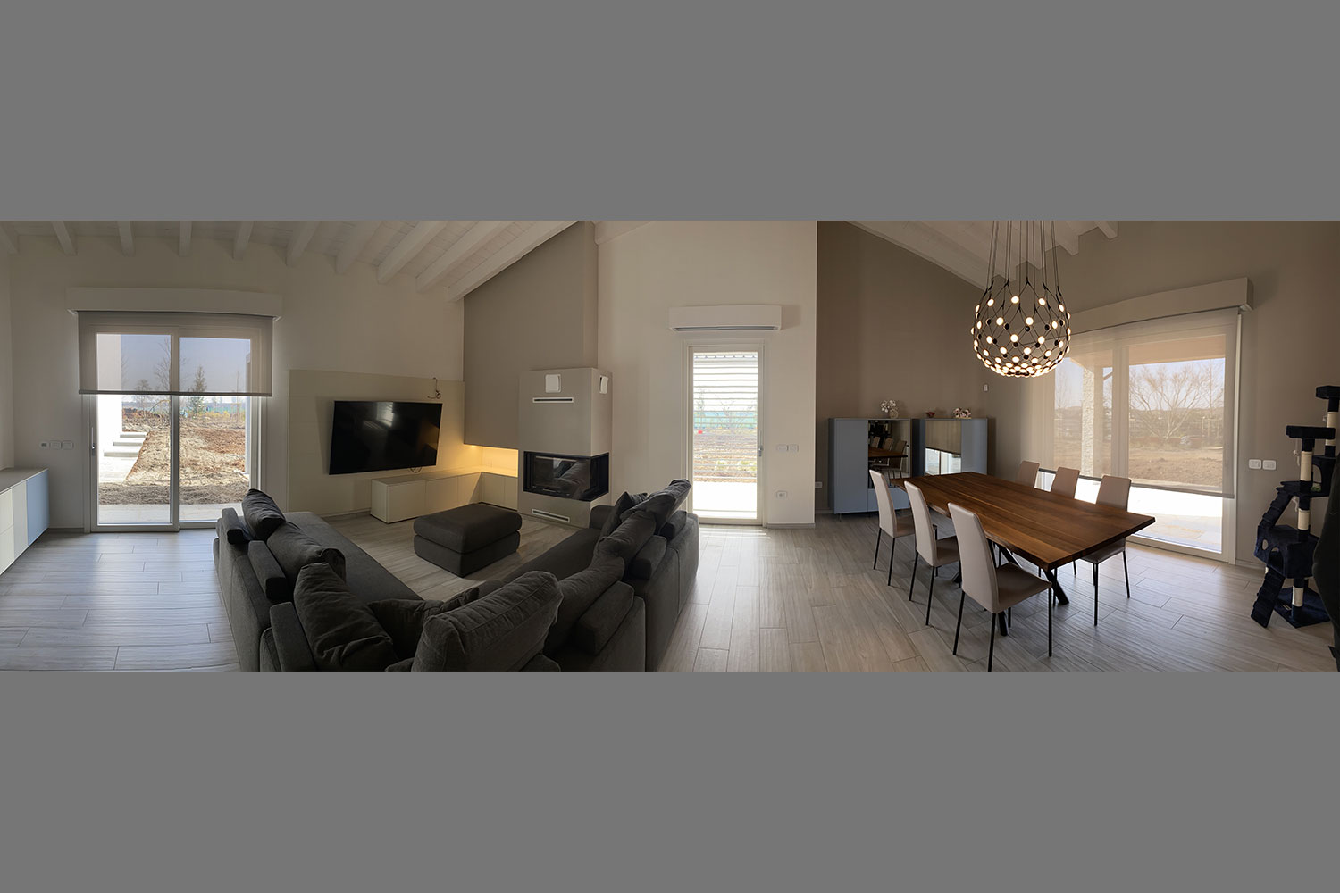 casa moderna con infissi in legno alluminio