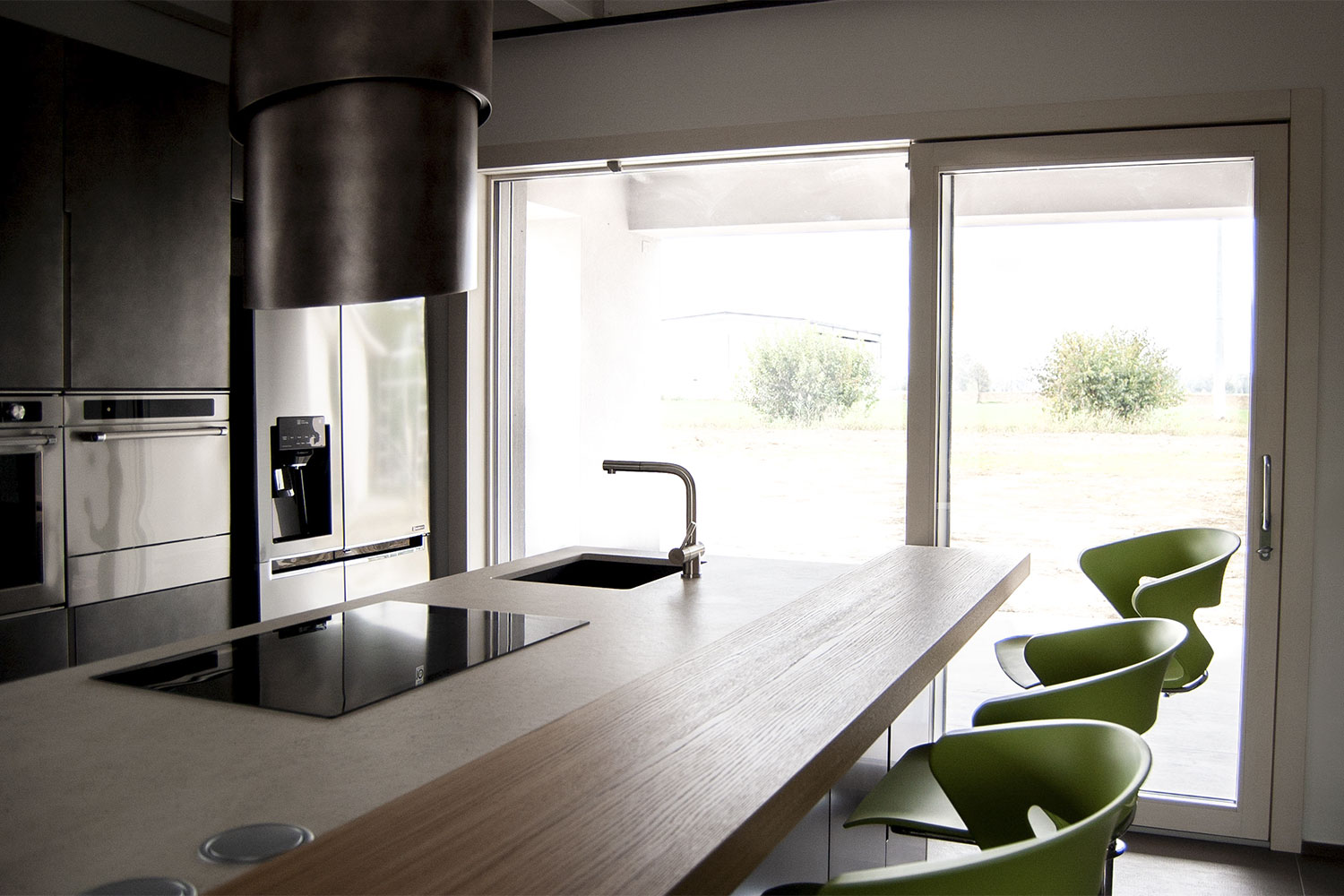 vista cucina con scorrevole legno alluminio
