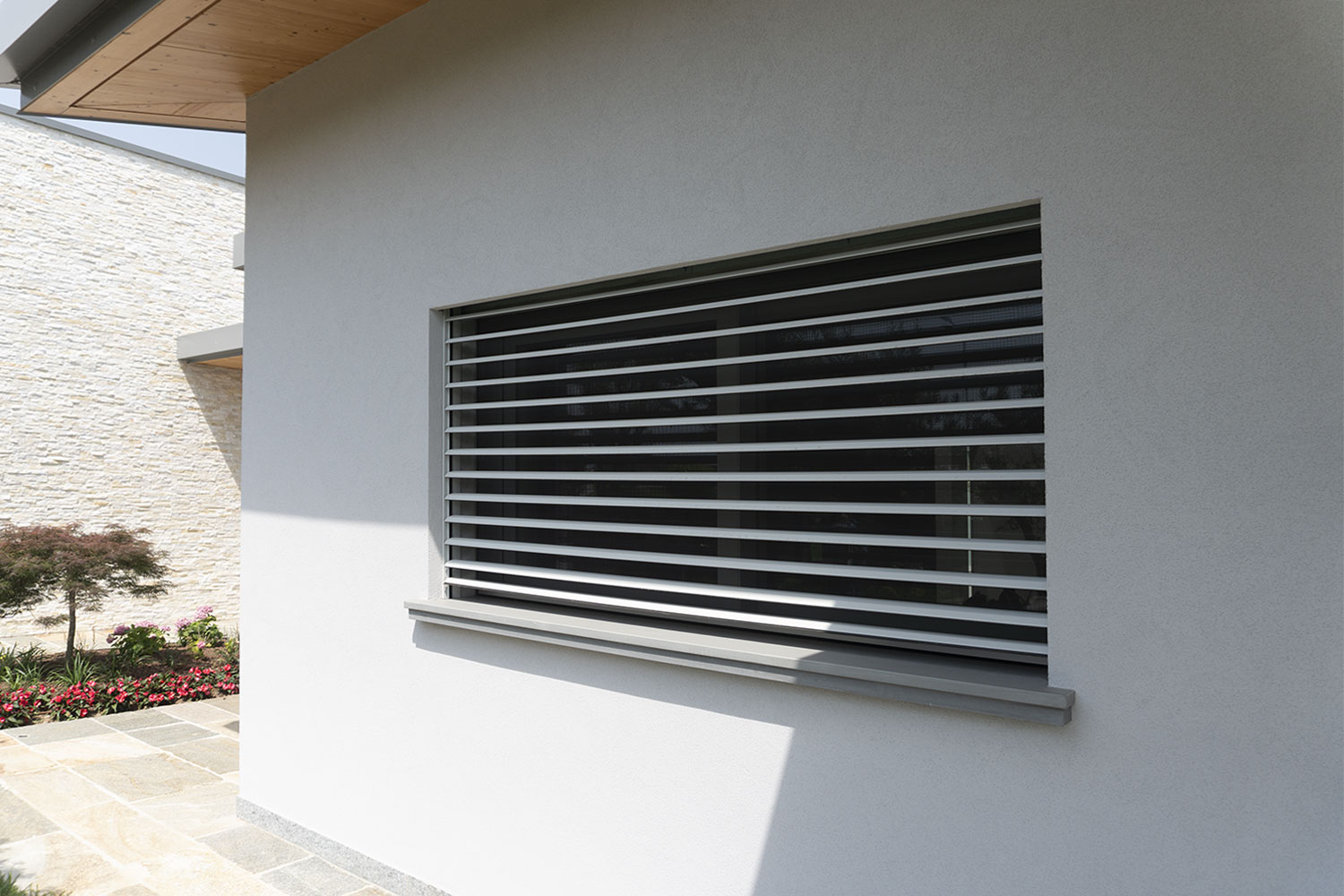 finestra in legno alluminio con frangisole