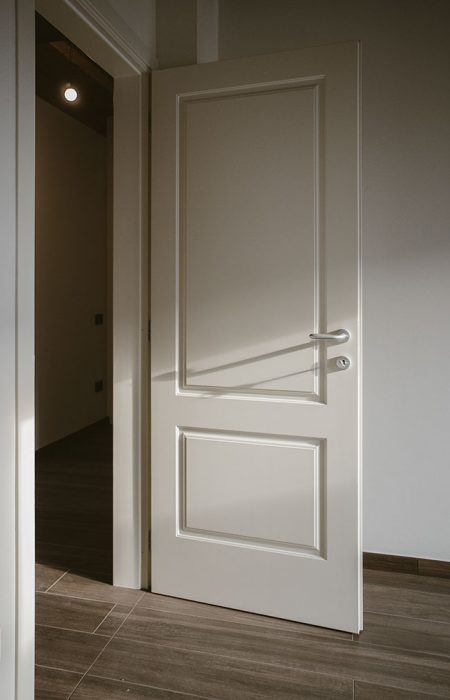 porta in legno bugnata
