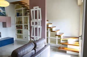 scala con scaffalatura in legno
