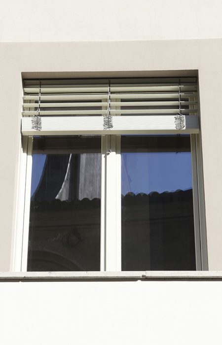 finestra in legno con veneziane