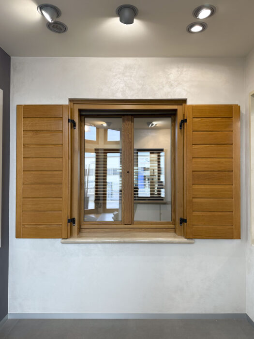 finestra in legno